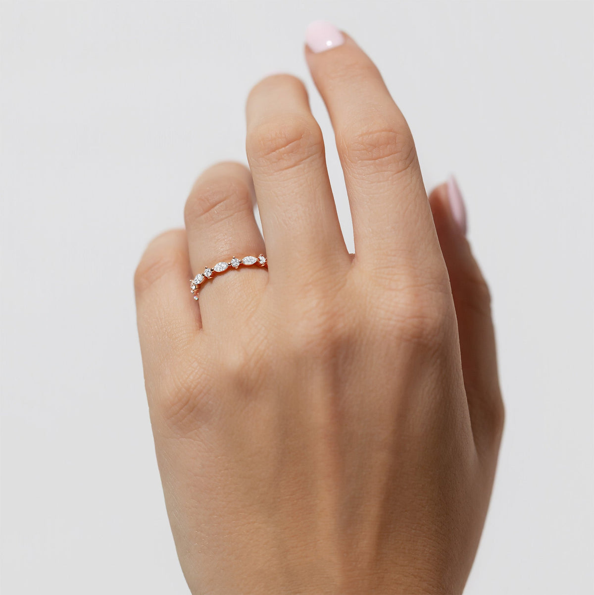 Alliance Haussmann I - Rond/Navette en diamant de synthèse, or rose 18 carats – Ora Paris (porté)