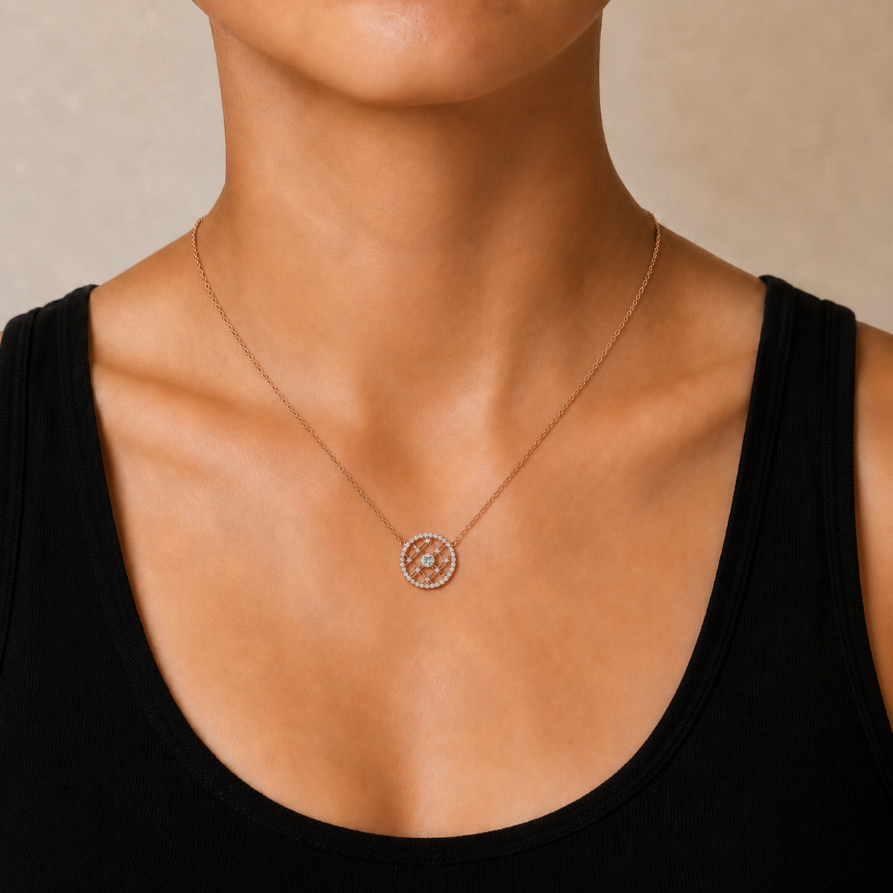Collier Louvre porté, or rose 18 carats – Ora Paris #or:rose #porte