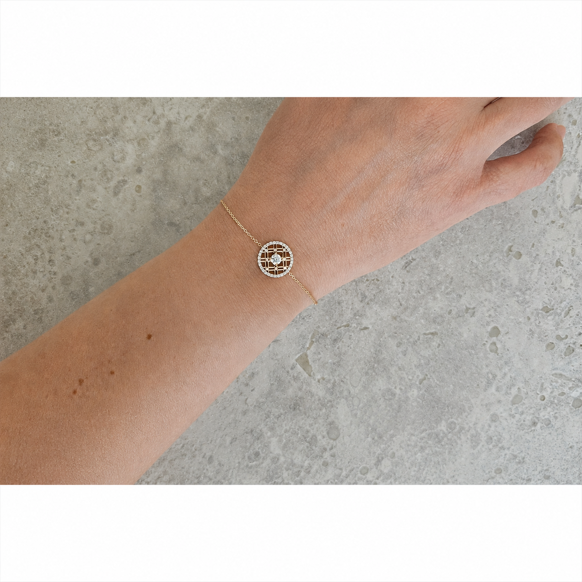 Bracelet Louvre porté, or rose 18 carats – Ora Paris
