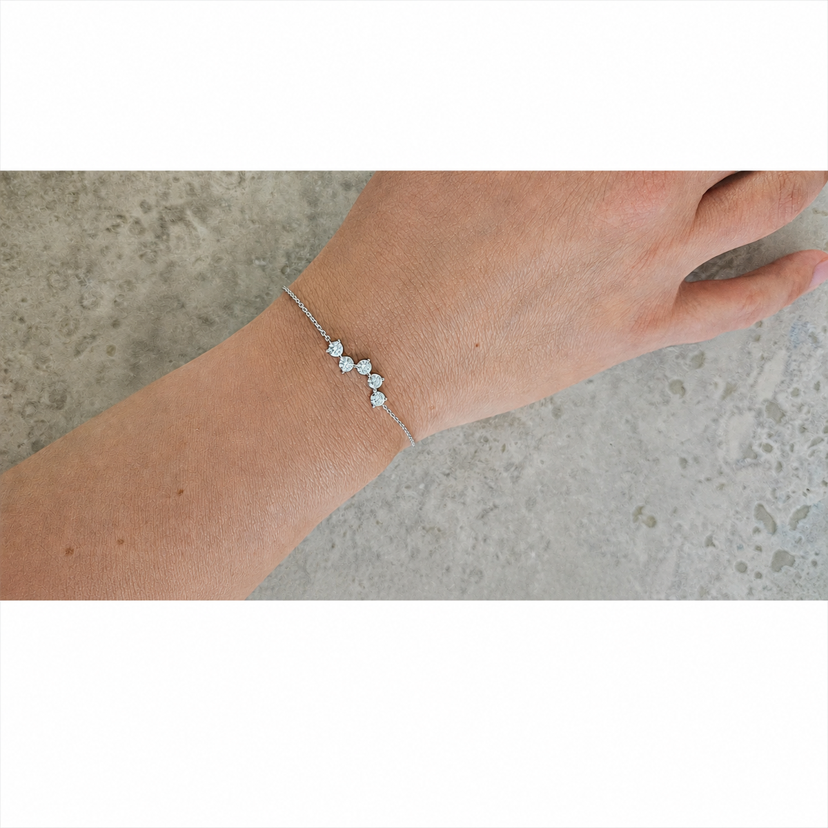Bracelet Panthéon porté, or blanc 18 carats – Ora Paris