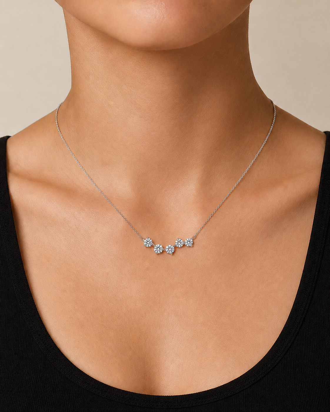 Collier Panthéon porté, or blanc 18 carats – Ora Paris #or:blanc #porte